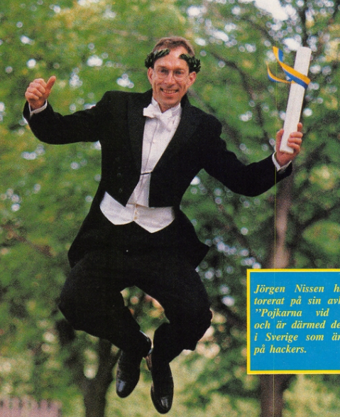 Samma bild som ovan. Jörgen Nissen i frack från artikeln i Datormagazin.