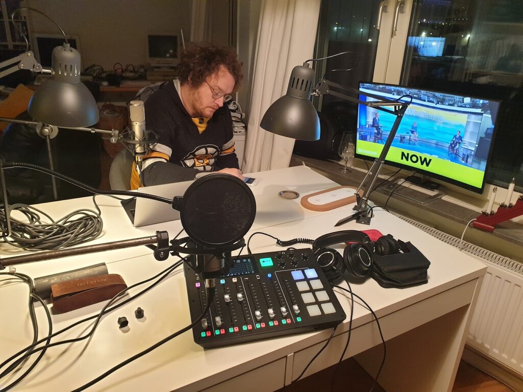 Mattias Jadesköld sitter hemma i min gamla lägenhet i Solna. I förgrunden syns inspelningsutrustningen. Här spelas det in ljud!
