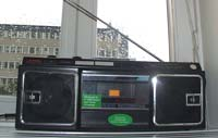 En radio med en grön lapp som garanterar att den fungerar efter 1999. Vilket, ingen överraskning, den gjorde.