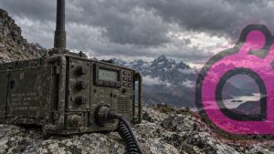 Avsnittet om SDR illustreras av en radio som ser ganska "militär" ut och som står på marken med en skrämmande bakgrund av mörka moln.